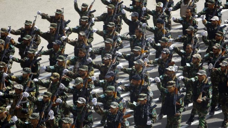 Des combattants chiites fidèles à Moqtada al-Sadr défilent à Najaf le 21 juin 2014