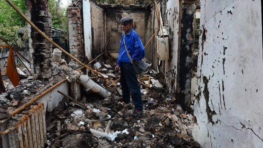 Un homme dans les ruines de sa maison bombardée dans le bastion séparatiste de Slaviansk, le 24 juin 2014