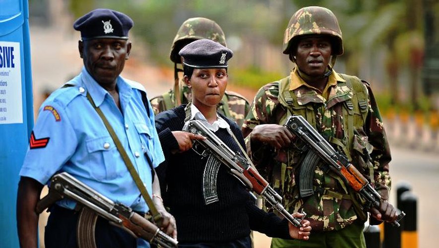Soldats et policiers kényans devant le centre commercial de Westgate, le 26 septembre 2013 à Nairobi