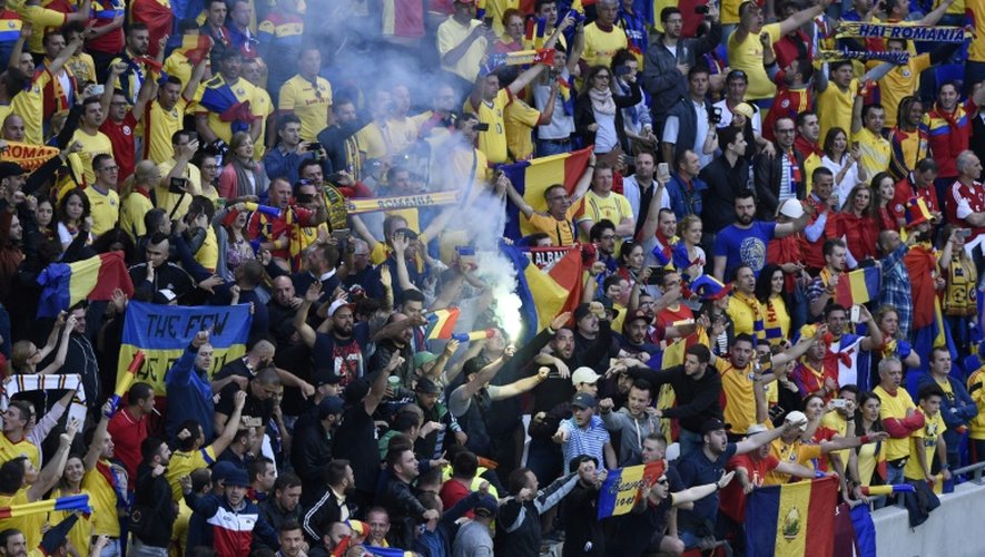Des supporters roumains allument des fumigènes dans une tribune lors du match de l'Euro contre l'Albanie au Parc OL, le 19 juin 2016