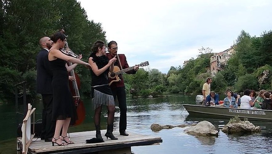 Au Canoë Café, un concert sur l'eau... sous le viaduc de Millau