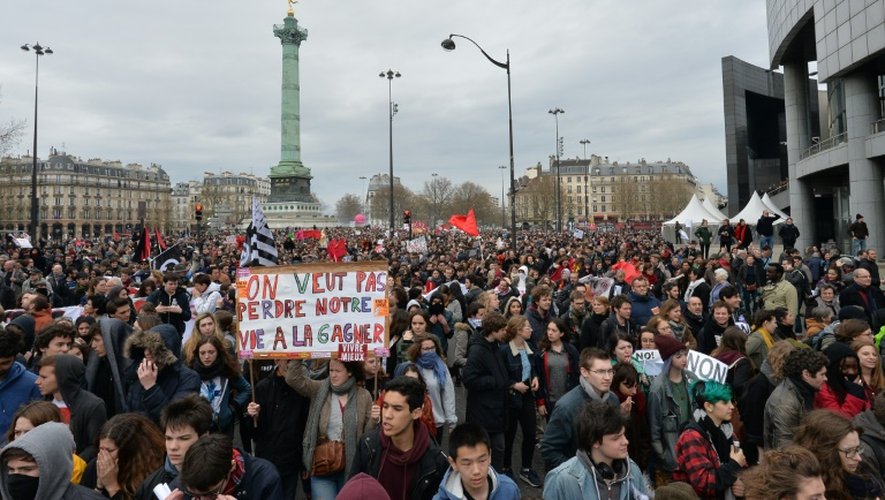 Des manifestants opposés à la loi travail le 9 avril 2016 place de la Bastille à Paris