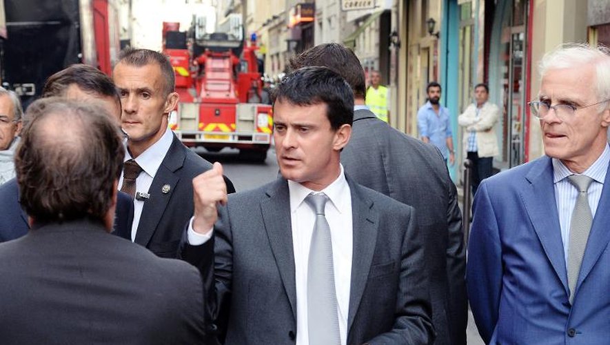 Le ministre de l'Intérieur Manuel Valls (c) le 27 septembre 2013 à Paris