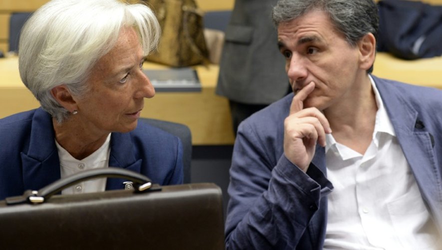 Le ministre des Finances grec Euclid Tsakalotos (D) discute avec la directrice générale du FMI, Christine Lagarde (G) lors d'une rencontre de l'eurogroupe, le 12 juillet 2015 à Bruxelles