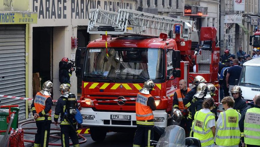 Des sapeurs-pompiers le 27 septembre 2013 sur les lieux d'une explosion à Paris