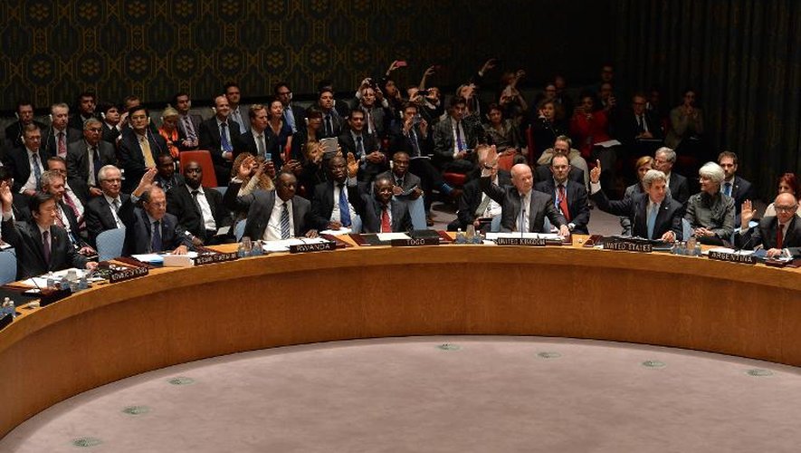 Les membres du  conseil de sécurité de l'Onu votent à main levée le 27 septembre 2013 à New York une résolution contraignant Damas à détruire ses armes chimiques