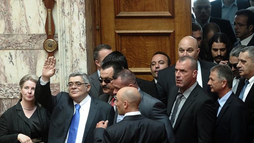 le dirigeant du parti néonazi Aube dorée Nikos Michaloliakos (bras levé) le 17 mai 2012 au Parlement à Athènes