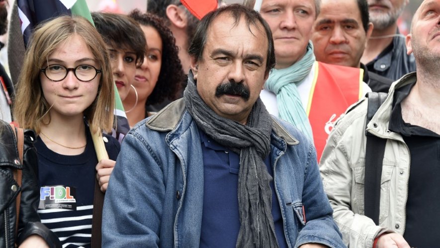 Philippe Martinez (au centre), secrétaire générale de la CGT, lors d'une manifestation contre la loi travail à Paris le 14 juin 2016