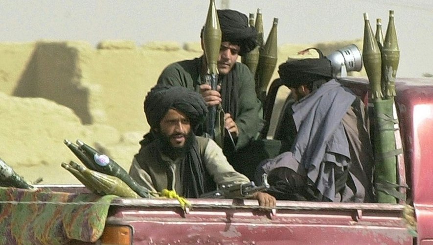 Des talibans gardent le côté afghan de la frontière à Chaman, à la frontière avec le Pakistan, le 28 octobre 2001