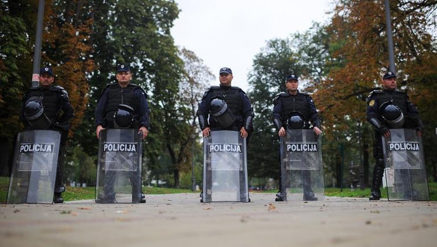 Des policiers anti-émeute serbes le 28 septembre 2013 à Belgrade pour empêcher la tenue de la Gay Pride
