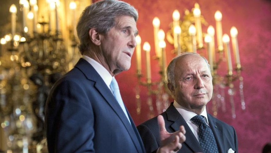 Le ministre des Affaires étrangères Laurent Fabius (droite) et son homologue John Kerry à Paris le 26 juin 2014