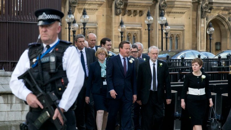 Le Premier ministre britannique David Cameron (c) quitte avec le chef du parti travailliste Jeremy Corbyn le Parlement à Londres, le 20 juin 2016