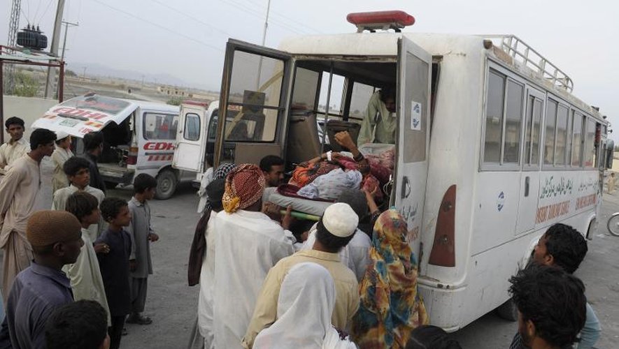 Une victime du séisme du 28 septembre 2013 arrive à l'hôpital d'Awaran