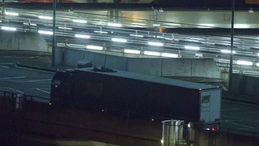 Des migrants sur le toit d'un camion au terminal de l'Eurotunnel le 31 juillet 2015 à Folkestone