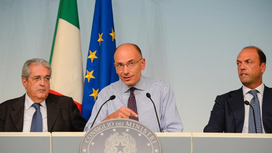 Le Premier ministre italien Enrico Letta (c), entouré du ministre italien des Finances, Fabrizio Saccomanni (g) et du ministre de l'Intérieur Angelino Alfano le 28 août 2013 à Rome