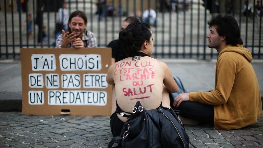 Des manifestants participent à la "Marche des salopes" le 28 septembre à Paris contre le sexisme et les agressions sexuelles