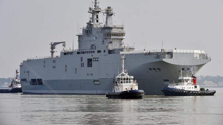 Un navire de guerre Mistral, le 16 mars 2015, dans le port de Saint-Nazaire