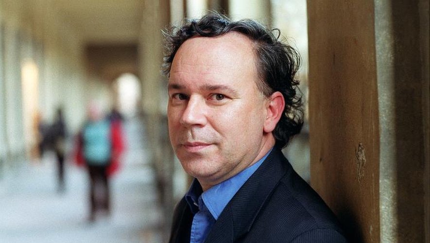 L'écrivain Marc Lambron, auteur de "Etrangers de la nuit", pose le 30 octobre 2001 à Paris
