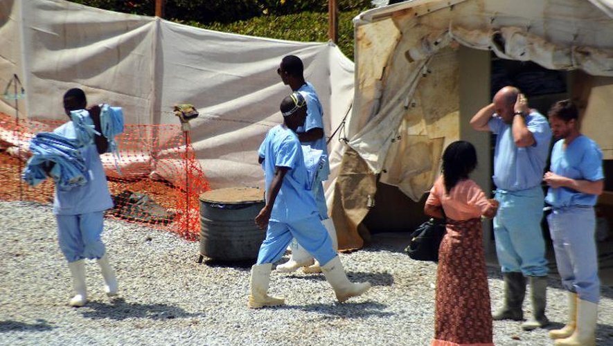 Des personnels médicaux dans un centre d'isolement de personnes infectées par le virus Ebola à Conakry le 14 avril 2014