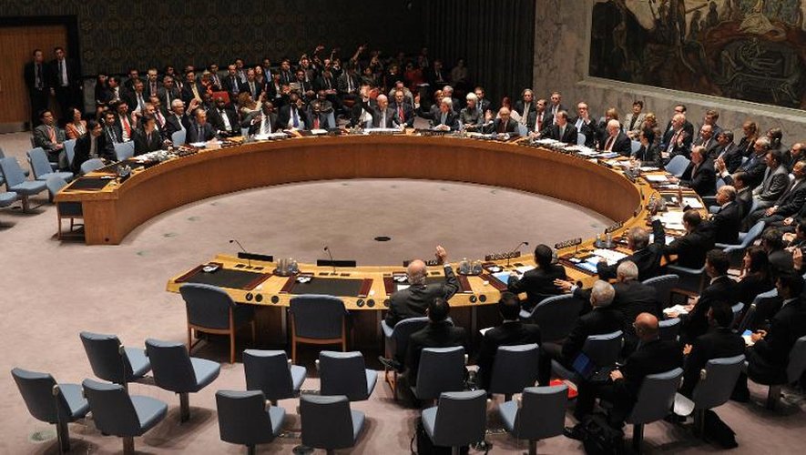 Les membres du  conseil de sécurité de l'Onu votent à main levée le 27 septembre 2013 à New York une résolution contraignant Damas à détruire ses armes chimiques