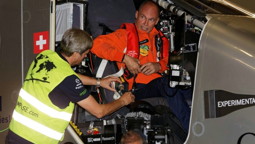 Bertrand Piccard à bord de Solar Impulse peu avant son décollage le 20 juin 2016 à New York