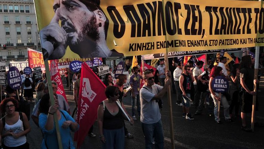 Le portrait de Pavlos Fyssas brandi lors d'une manifestation contre le facisme le 25 septembre 2013 à Athènes