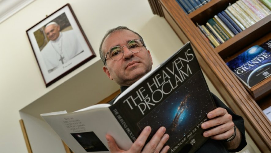 Le père José Funes, directeur de l'Observatoire astronomique du Vatican, lors d'une interview le 30 juillet 2015 à Albano Laziale, au sud de Rome