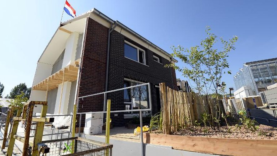 Le projet néerlandais construit pour réhabiliter les petites maisons de briques, véritables passoires énergétiques, aux Pays-Bas, présenté dans le cadre de l'opération Solar Decathlon à Versailles, le 24 juin 2014