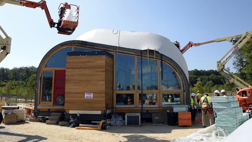 L'un des prototypes de maison dont le soleil est la seule source d'énergie, présenté le 24 juin 2014 par des étudiants dans le cadre d'une compétition universitaire internationale Solar Decathlon, à Versailles qui sera inaugurée le 27