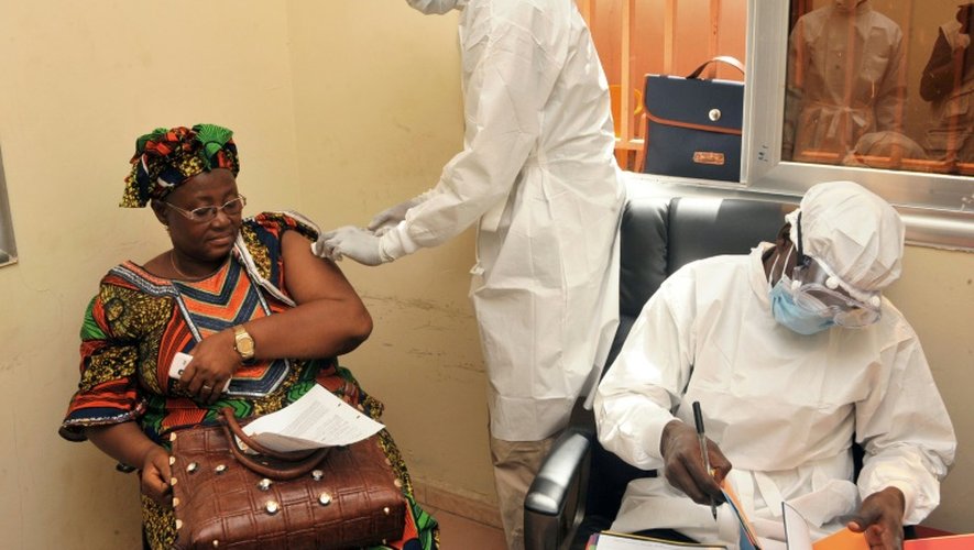 Une femme se fait vacciner le 10 mars 2015 dans un centre de santé de Conakry, en Guinée, dans le cadre des essais cliniques du vaccin VSV-ZEBOV contre l'Ebola