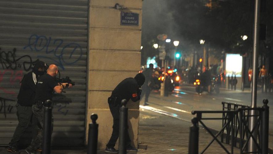 Des policiers lancent des gaz lacrymogènes pour disperser des supporters célébrant la qualification de l'Algérie en 8e de finales de la Coupe du Monde, le 26 juin 2014 à Marseille