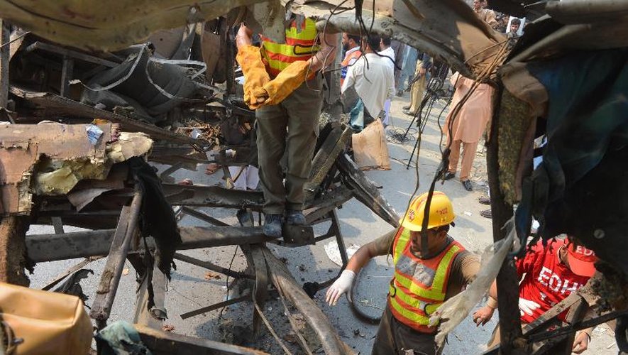 Des sauveteurs au milieu des décombres après un attentat à la bombe le 27 septembre 2013 à Peshawar