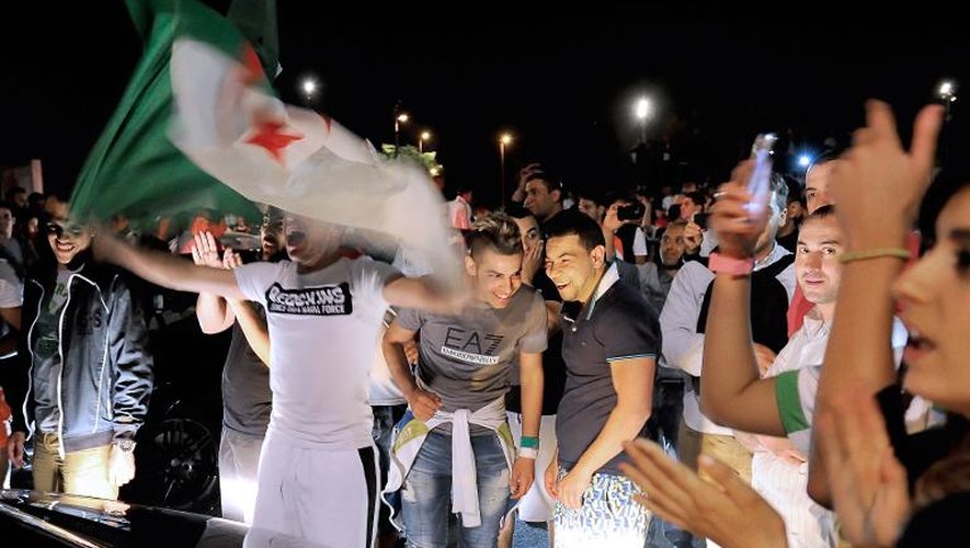 A Lille, des supporters fêtent la qualification de l'Algérie en 8e de finales de la Coupe du monde, le 26 juin 2014
