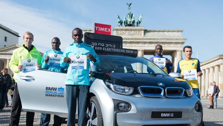 Le nouveau recordman du monde du marathon, le Kényan Wilson Kipsang (2e en partant de la droite) lors de la présentation du marathon de Berlin, le 27 septembre 2013