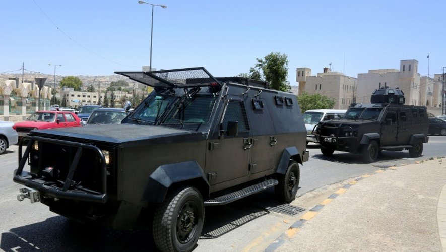 Patrouille de véhicules militaires jordaniens le 6 juin 2016 à Baqaa au nord d'Amman