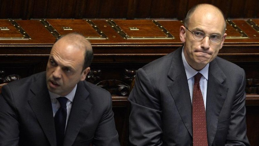 Le Premier ministre Enrico Letta (d) et le vice-président du Conseil des ministres et ministre de l'Intérieur  Angelino Alfano (g), le 29 avril 2013 au Parlement italien de Rome