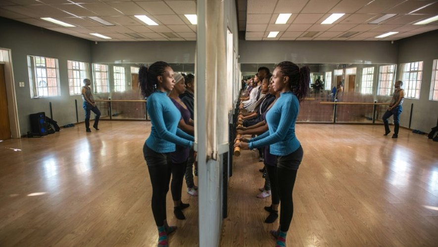 Des adultes apprennent la danse classique dans un studio de danse le 31 mai 2016 à Soweto