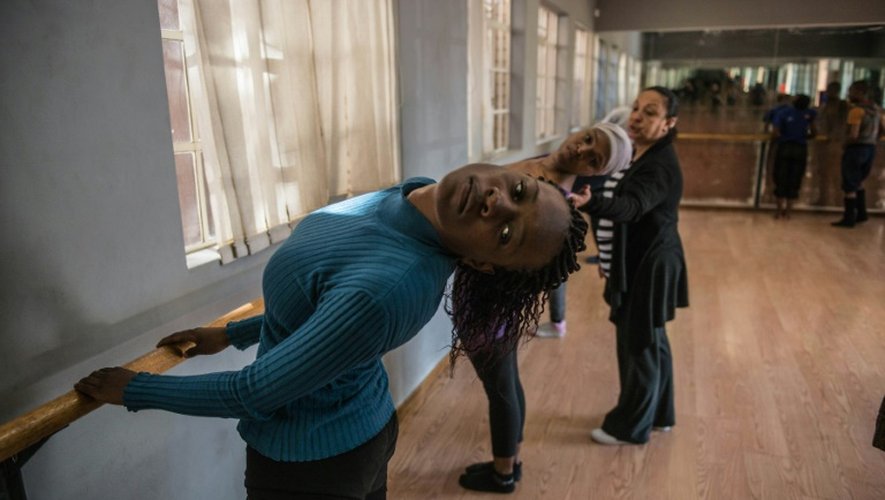 Le professeur de danse classique, Maria de Torguet avec ses élèves dans un studio de danse le 31 mai 2016 à Soweto