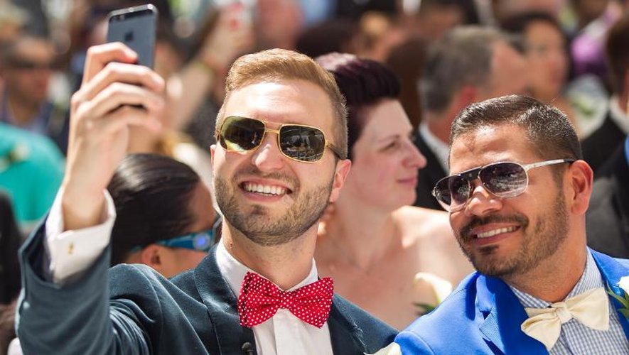 Un couple homosexuel se prend en photo lors de son  mariage à Toronto, le 26 juin 2014