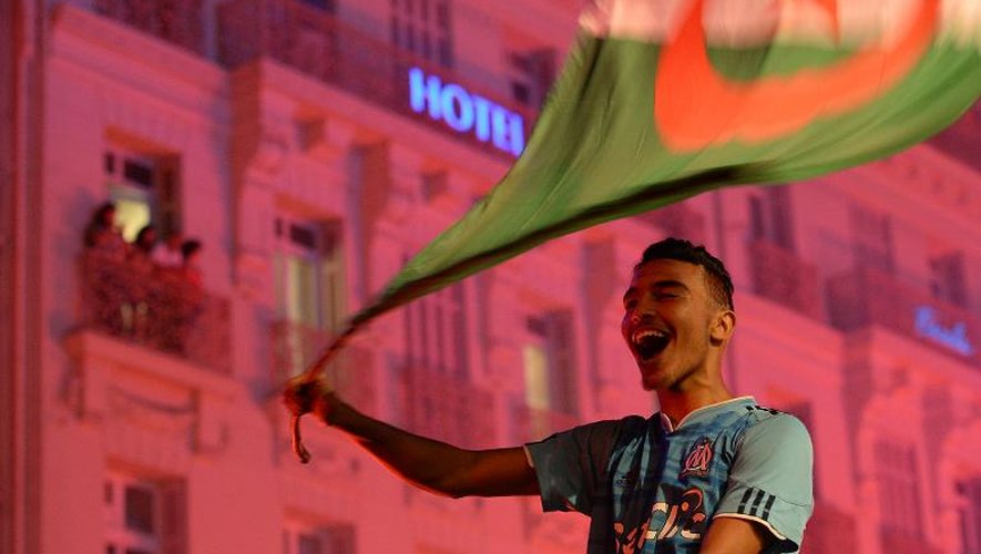 Un supporteur algérien célèbre la qualification de son équipe pour les 8e de finale du Mondial de football, le 26 juin 2014 sur la Canebière à Marseille