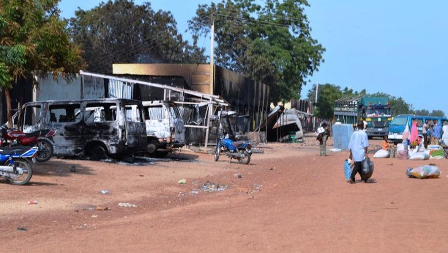 Des voitures et des habitations dévastées après une attaque de Boko Haram à Benisheik, au Nigeria, le 19 septembre 2013