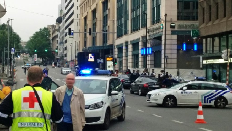 Des voitures de police bloquent l'accès à un centre commercial à Bruxelles, le 21 juin 2016
