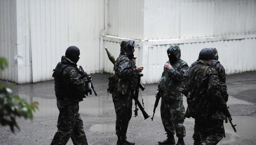 Des miliciens prorusses attaquent la garde nationale ukrainienne à Donetsk, le 26 juin 2014