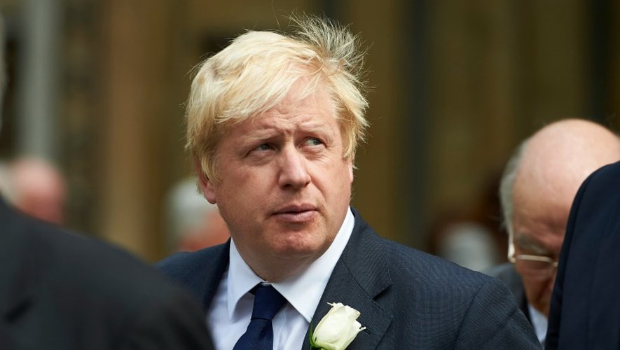 Le conservateur Boris Johnson quitte le Parlement à Londres, le 20 juin 2016 après la session d'hommage à Jo Cox