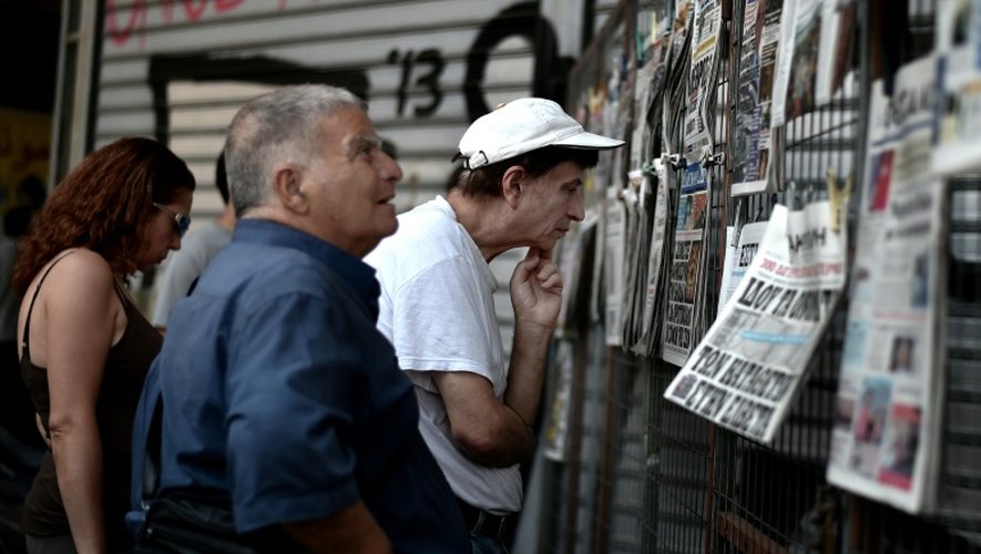 Des grecs lisent les journaux dans un kiosque du centre d'Athènes, le 31 juillet 2015