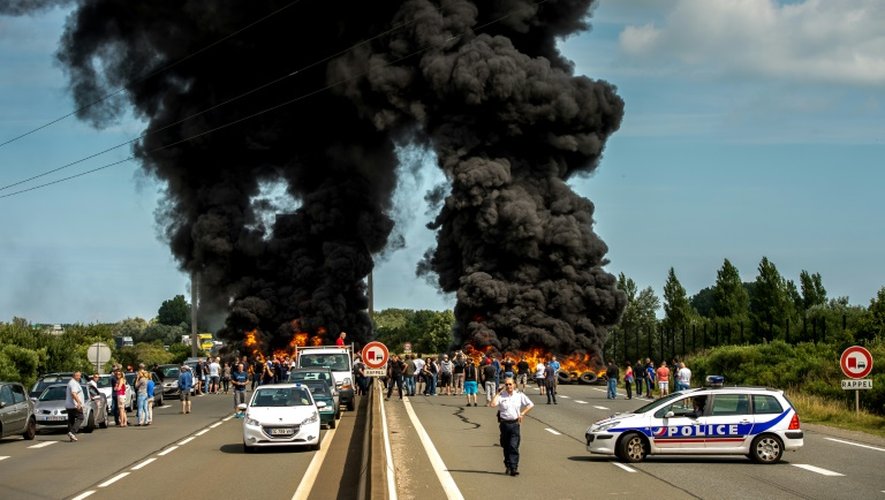 Des salariés de MyFerryLink bloquent l'accès au port de Calais, le 31 juillet 2015