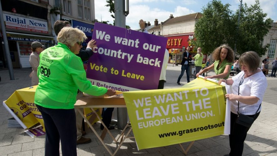 Des militants du "leave" attendent leur leader Nigel Farage à Clacton-on-sea le 21 juin 2016