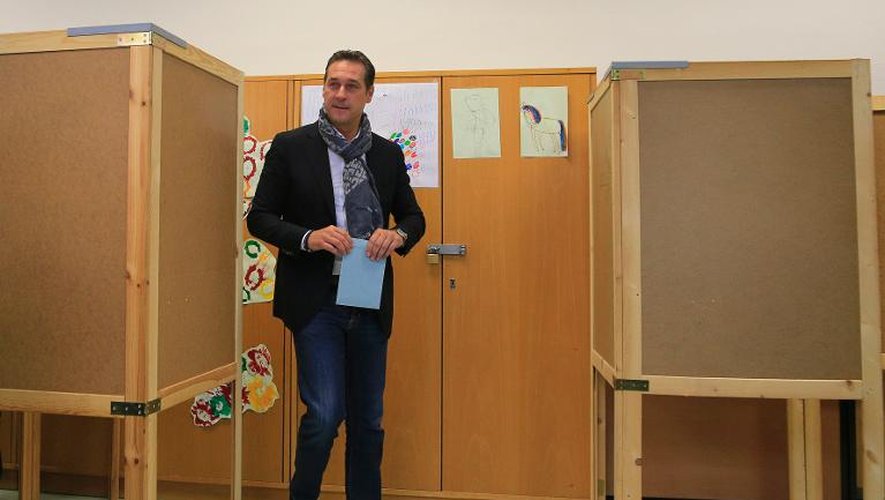 Heinz-Christian Strache, leader du FPÖ, vote le 29 septembre 2013 à Vienne lors des législatives
