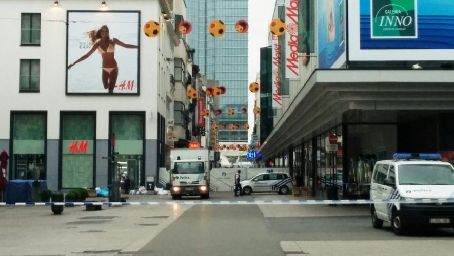 Des voitures de police bloquent l'accès à un centre commercial de Bruxelles visé par une alerte à la bombe le 21 juin 2016