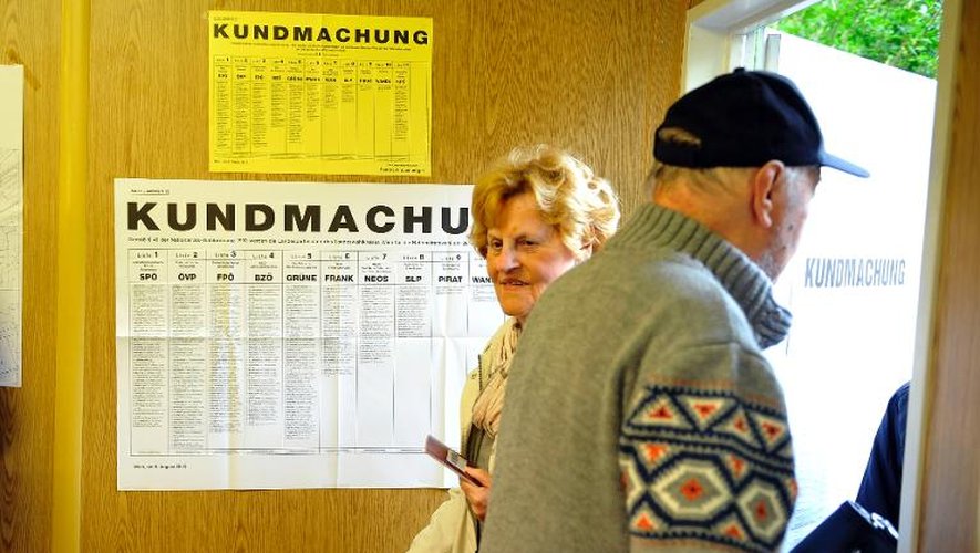 Une femme se prépare à voter à Vienne pour les législatives, le 29 septembre 2013
